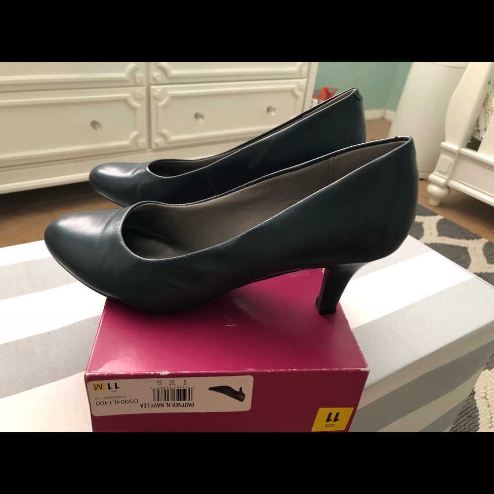 Naturalizer Navy Pumps size 11